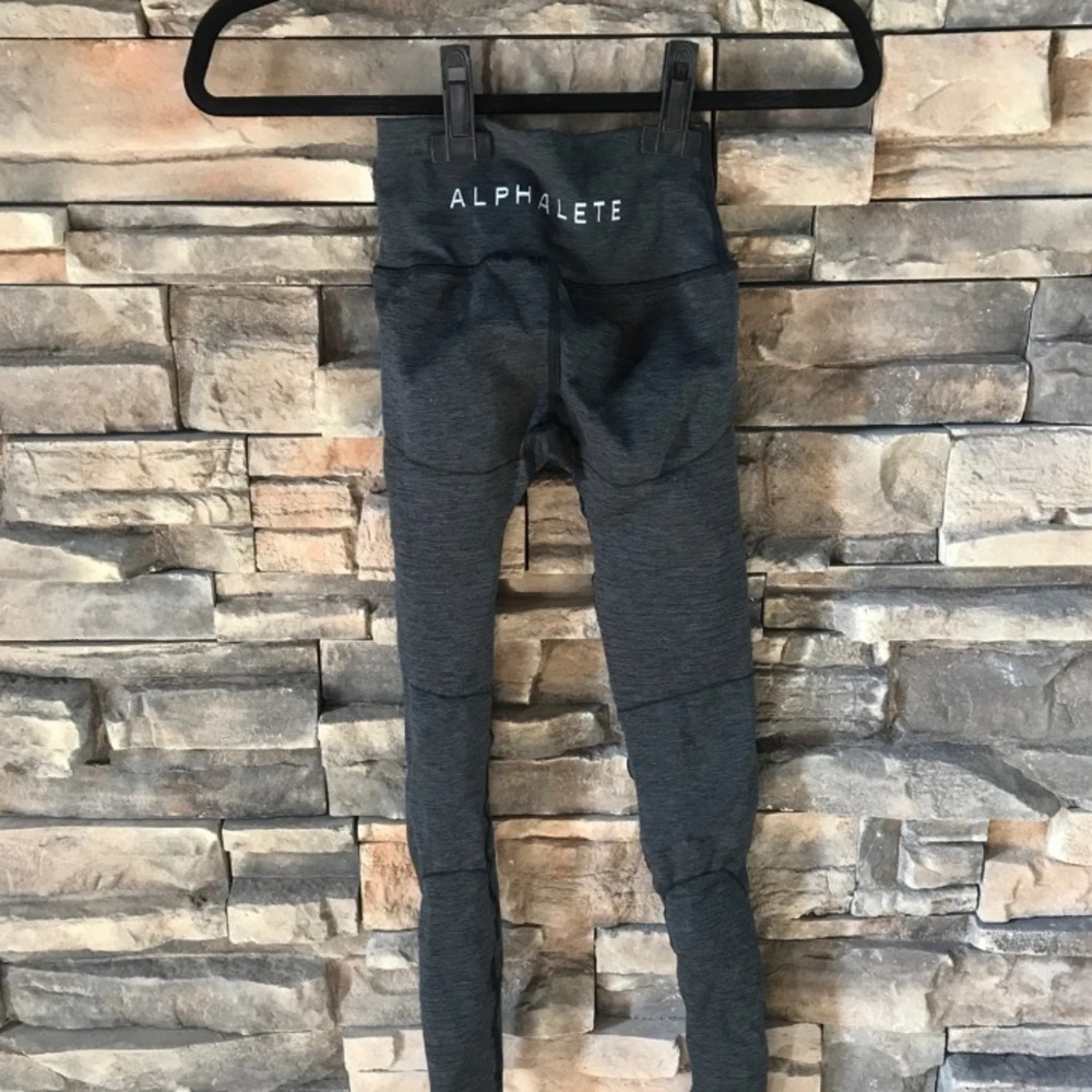 Alphalete leggings in Xs